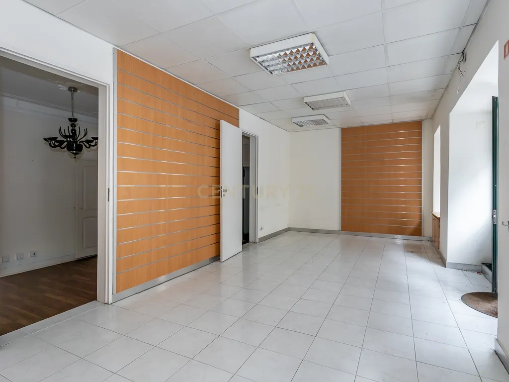 Loja/Escritório com apartamento de 150m2 com acesso a pessoas de mobilidade reduzida - Image 4