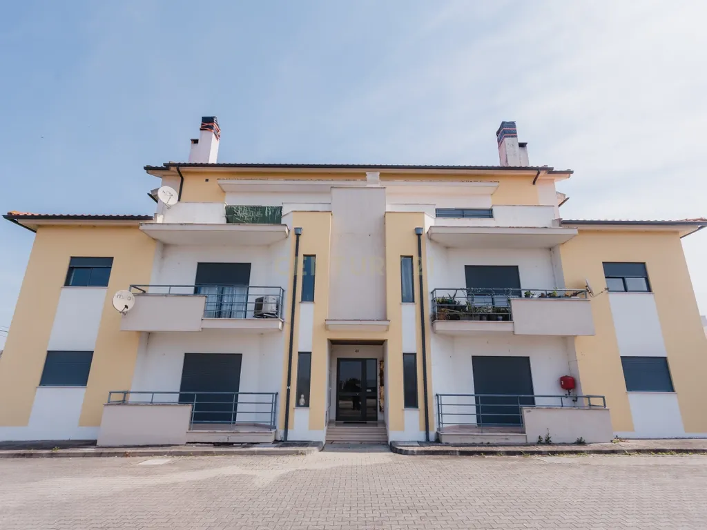 Apartamento T3 com áreas extraordinárias, garagem para 2 carros e perto da praia! - Image 2