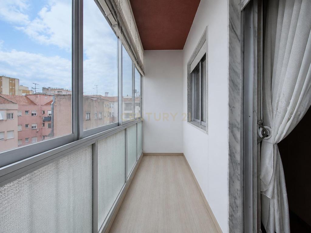 Apartamento T2 com Duas Varandas e Excelente Localização - Image 37