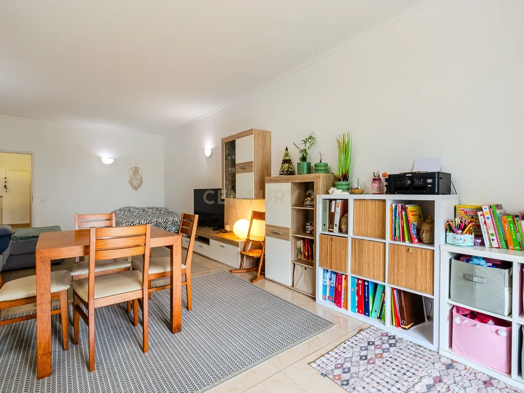 Apartamento T1+2 com Terraço Amplo em Albufeira - Image 4