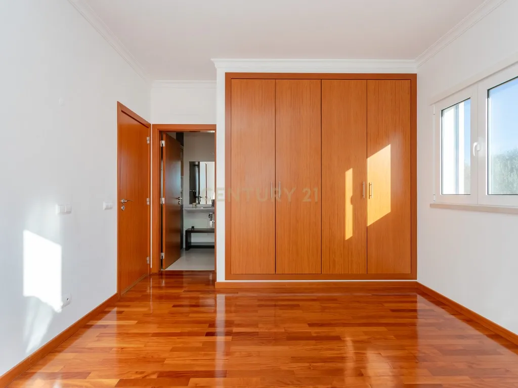 Vivenda exclusiva de construção moderna, 4 suítes, jardim imersivo com lago e viabilidade para piscina. - Image 18