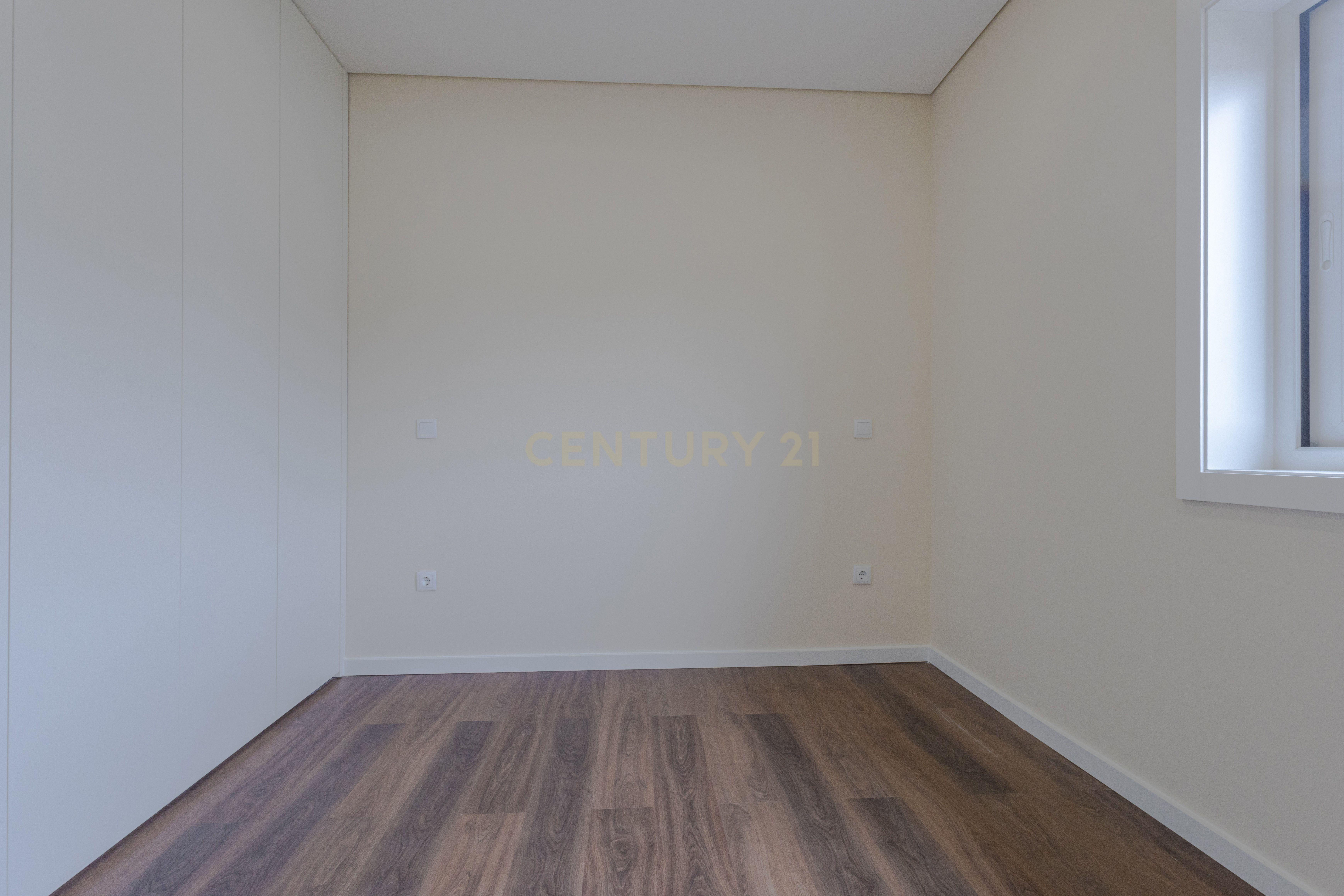 Fotografia 10 de Apartamento T2 Novo com Varanda e Lugar Duplo de Garagem