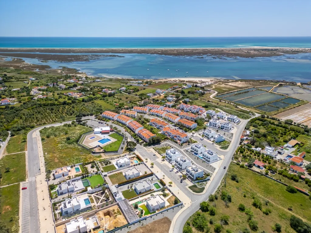 Lote de Terreno com Projeto Pré-aprovado para Moradia T3 com Piscina Privativa – Um Refúgio no Coração do Algarve, entre a Ria Formosa - Image 11