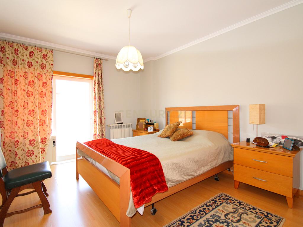 Apartamento T4 com Parqueamento, nas Caldas da Rainha - Image 21