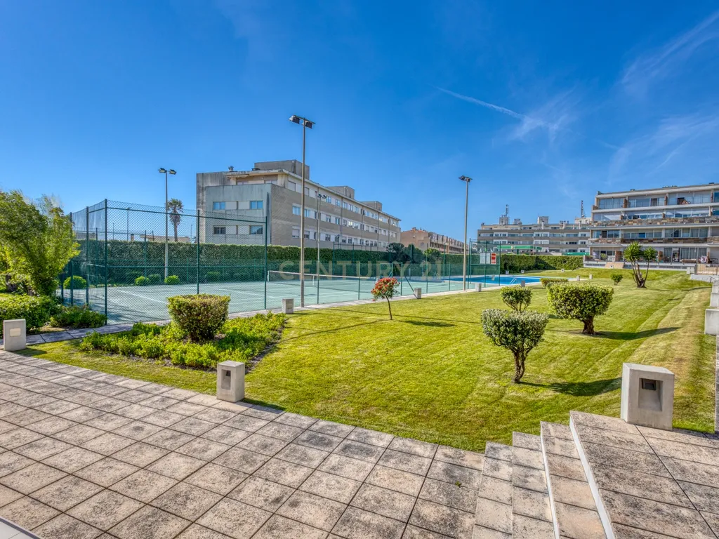 Apartamento T2+1 Duplex em condomínio fechado a 600m da praia - Image 3