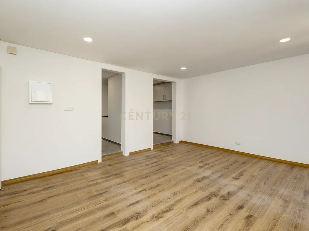 Apartamento T1+1 totalmente remodelado, próximo da Assembleia da República - Image 7