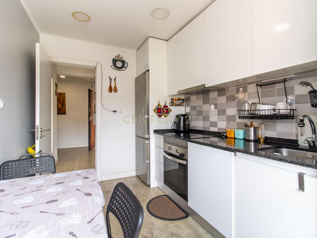 Apartamento T2 , com varanda e arrecadação , perto do metro -  Odivelas - Image 5
