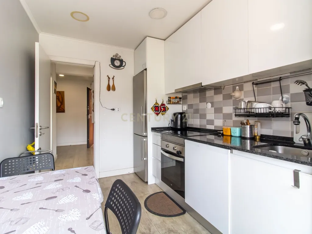 Apartamento T2 , com varanda e arrecadação , perto do metro - Odivelas - Image 5