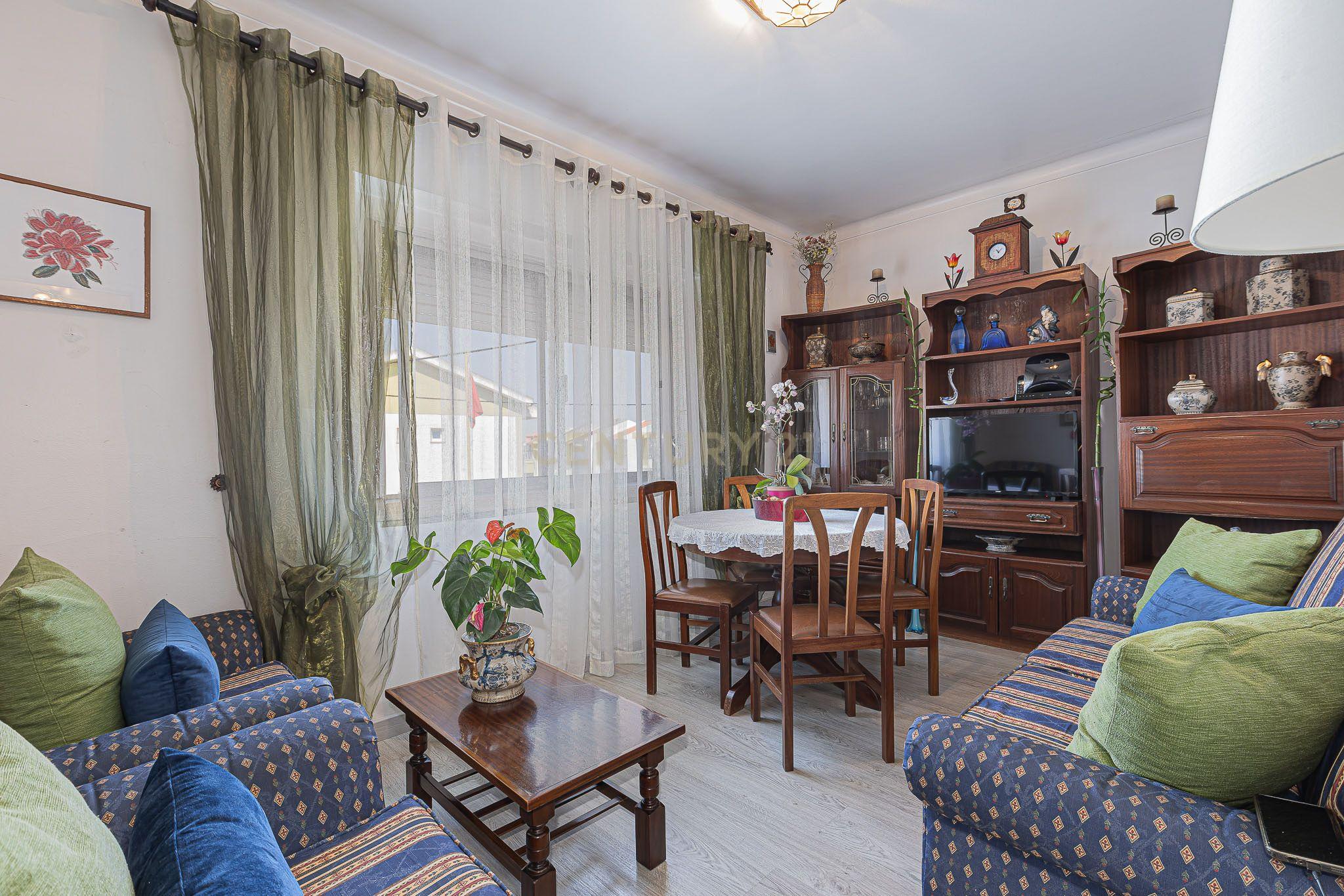 Fotografia 7 de Apartamento T2 parcialmente renovado — Porto Salvo
