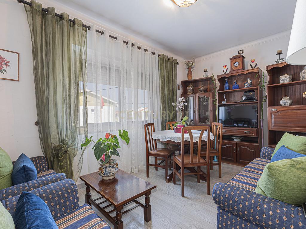 Apartamento T2 parcialmente renovado — Porto Salvo - Image 7