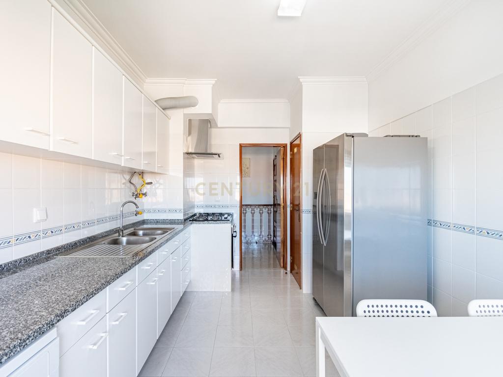Apartamento T2 Vale de Flores - Image 2