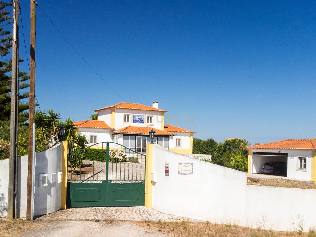 Moradia T4 Isolada com 308 m2 de construção, Jardim, com 4270 m² de Terreno. - Image 1