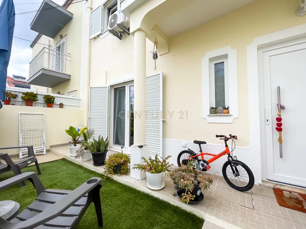 Moradia T3 Renovada com Terraço na Quinta do Conde – Sesimbra - Image 27