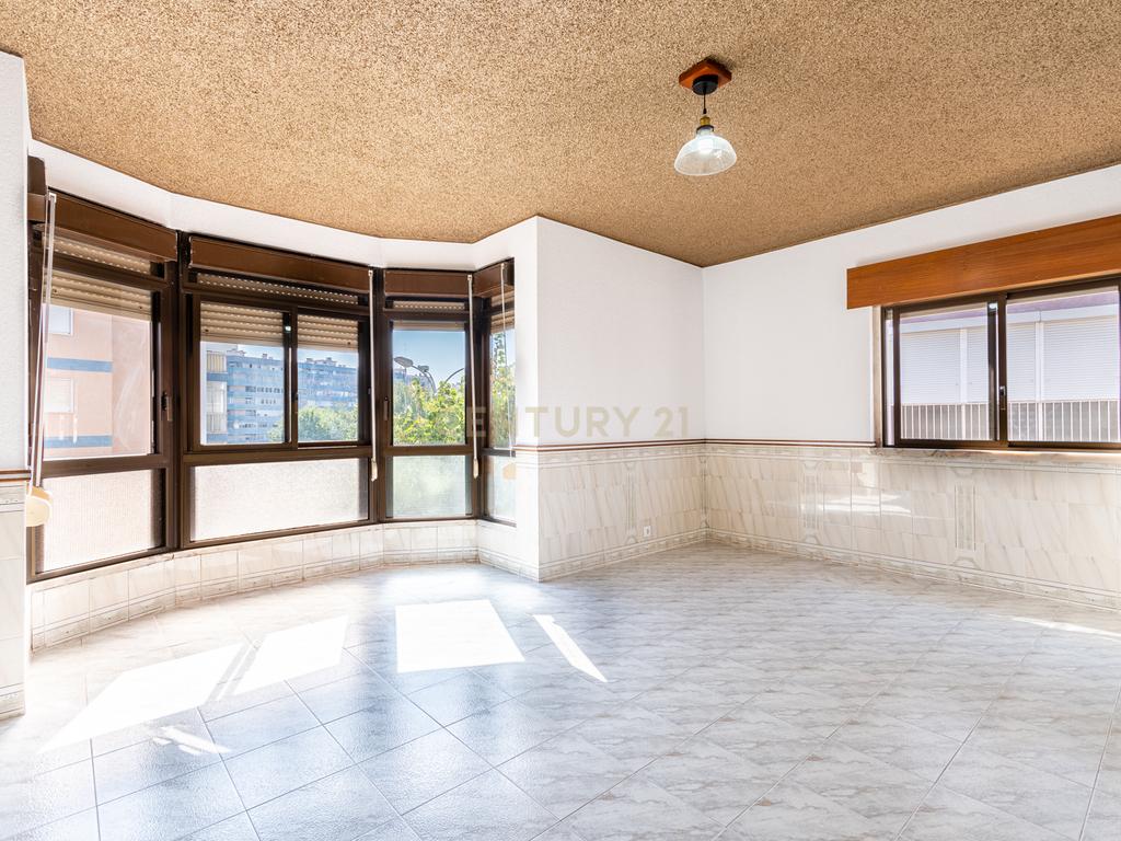 T2 na Amadora para Venda - Localização Central e Excelentes acessos - Image 4
