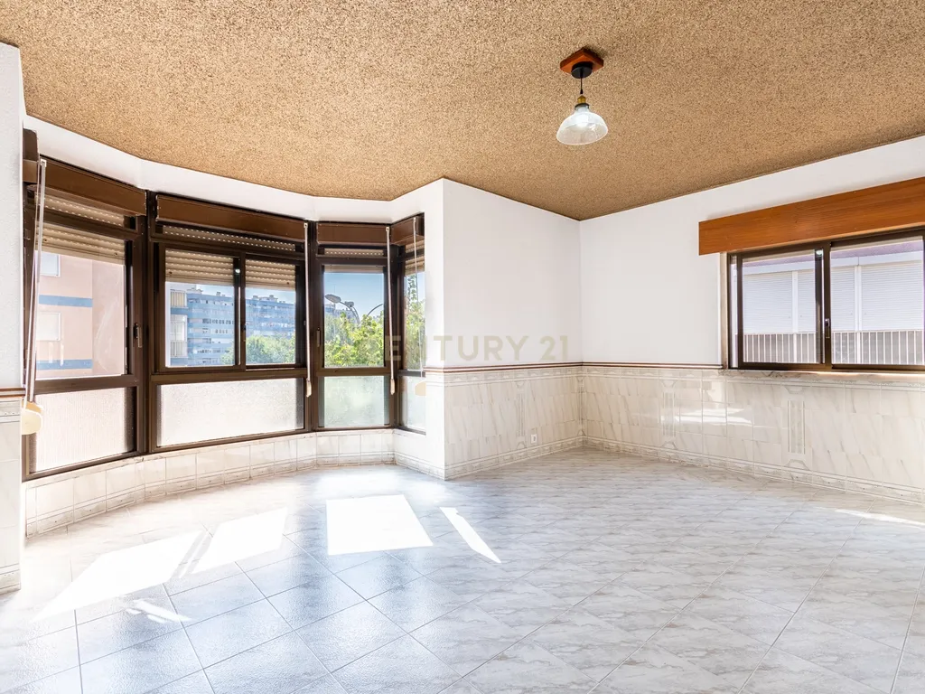 T2 na Amadora para Venda - Localização Central e Excelentes acessos - Image 4