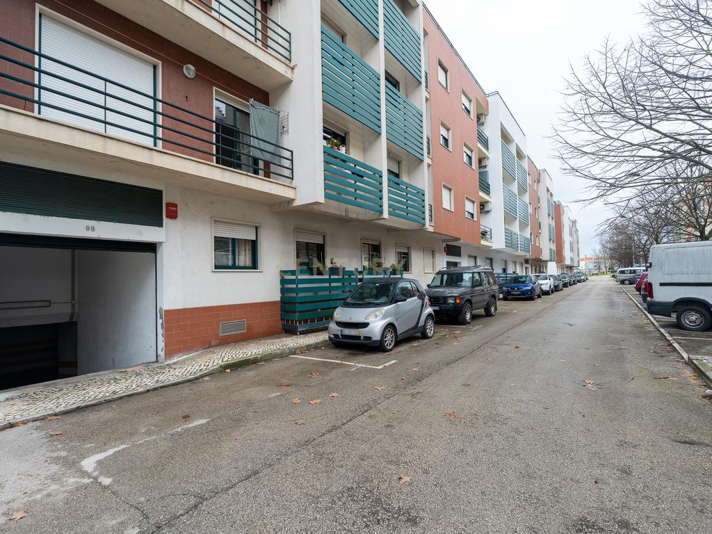 🚗 Garagem Box para Arrendamento – Montijo-Urbanização Janelas do Parque - Image 1