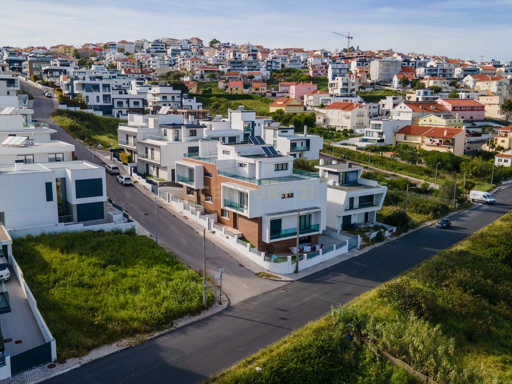 Luxuosa Moradia T5 em Odivelas com Vista Panorâmica - Image 34