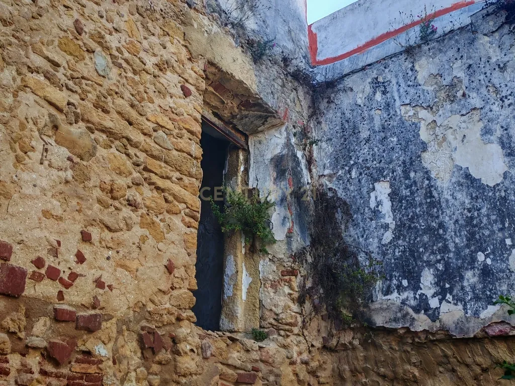 Moradia em ruinas no centro histórico de Palmela - Image 25