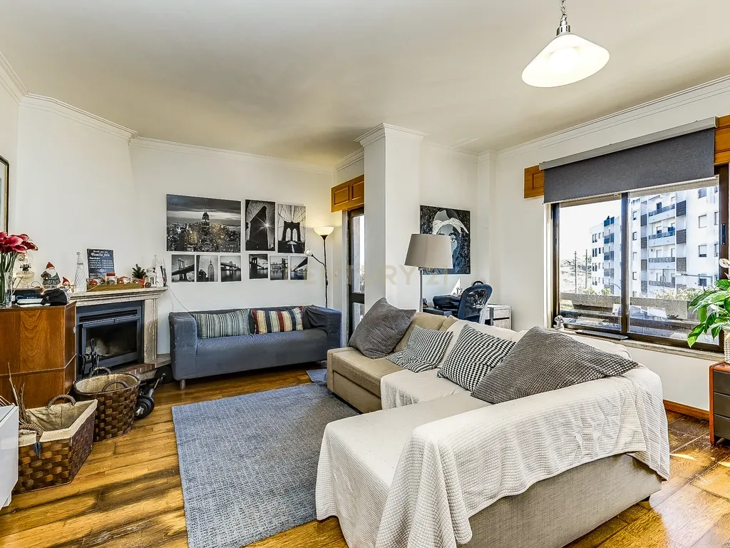 Apartamento T2 em Monte Abraão 97m², Varanda e Lareira - Image 2