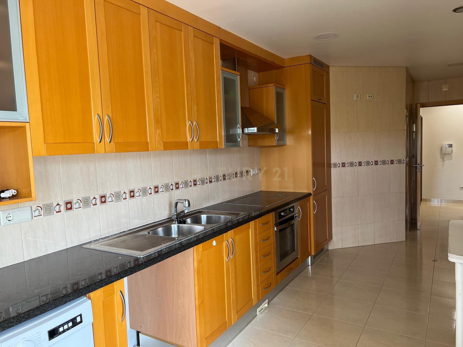 Apartamento T4 no Entroncamento – Rés do chão com terraço - Image 2