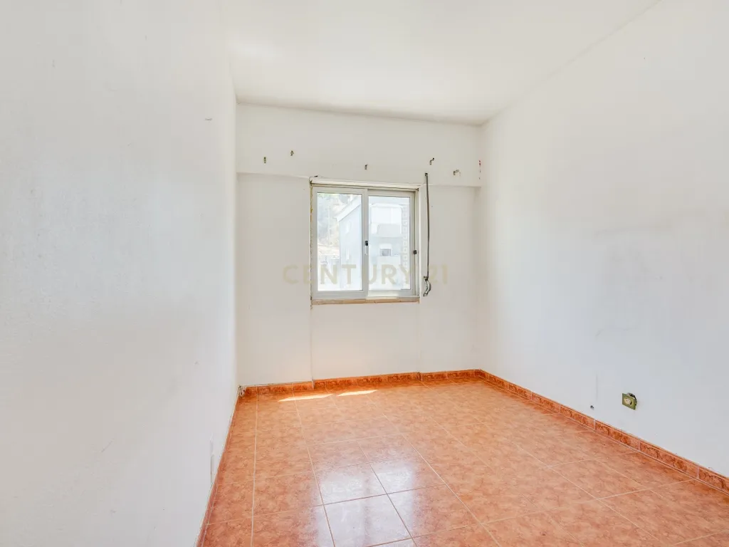 T2 Luminoso na Vila da Apelação – Espaço, Conforto e Potencial - Image 9