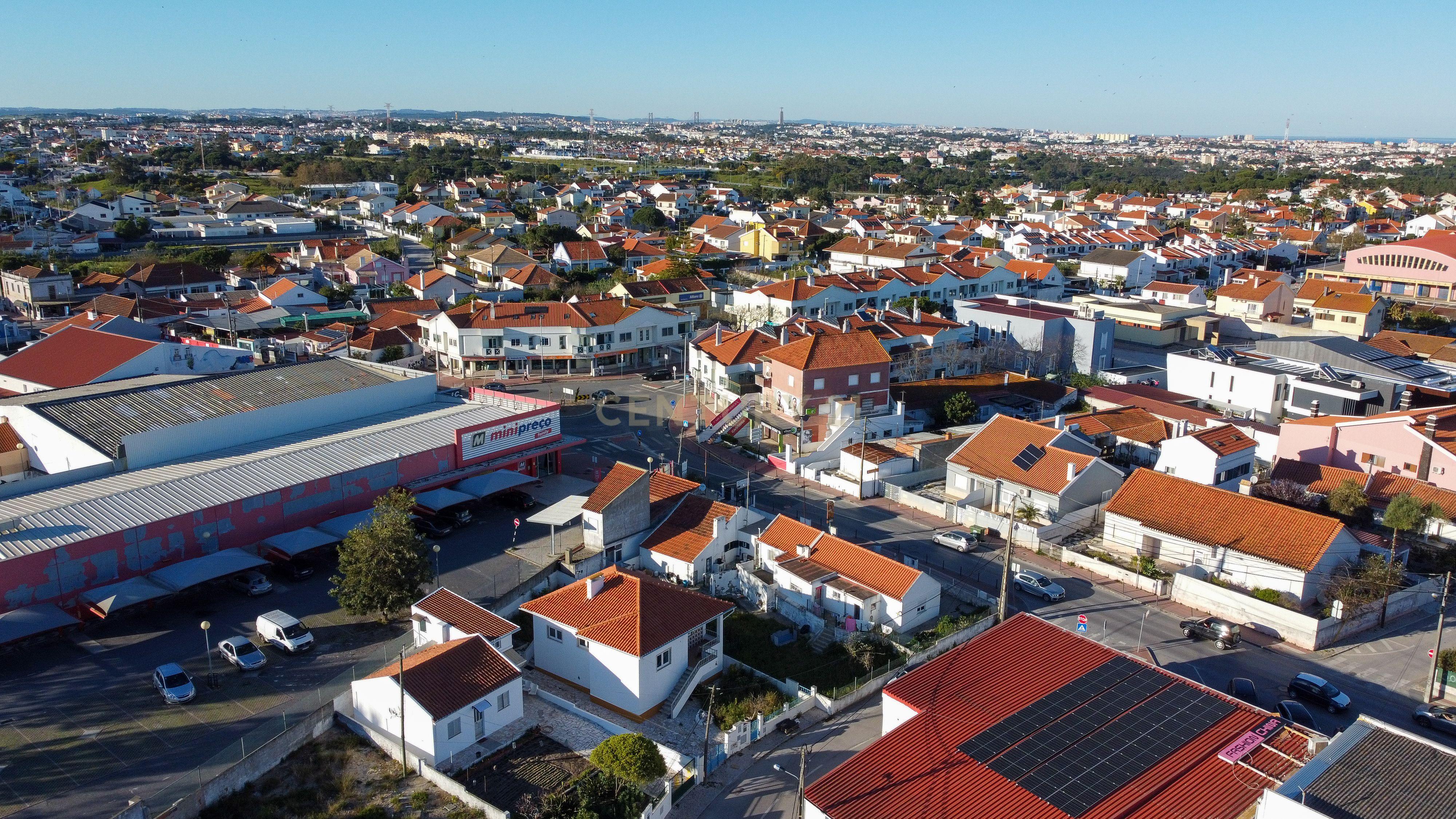 Moradias Térreas em banda no centro da Charneca Caparica - Image 2