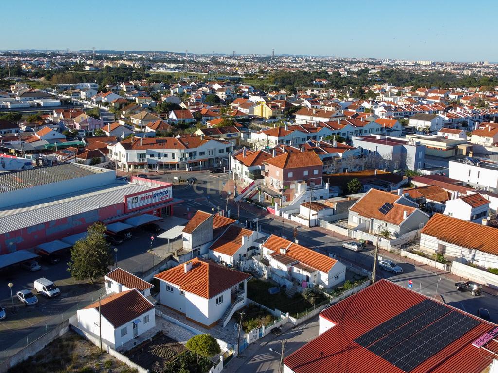 Moradias Térreas em banda no centro da Charneca Caparica - Image 2