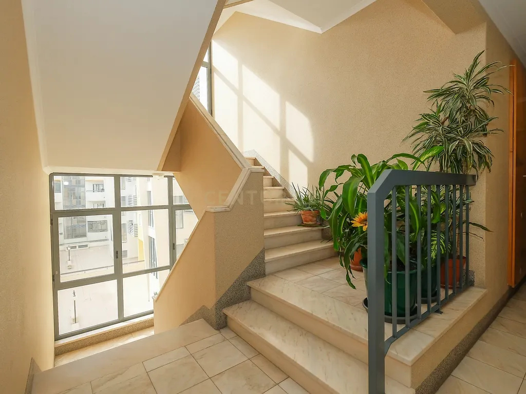 Apartamento T3 com Excelentes Áreas e Garagem na Urbanização Moinho do Guizo – Mina de Água, Amadora - Image 28