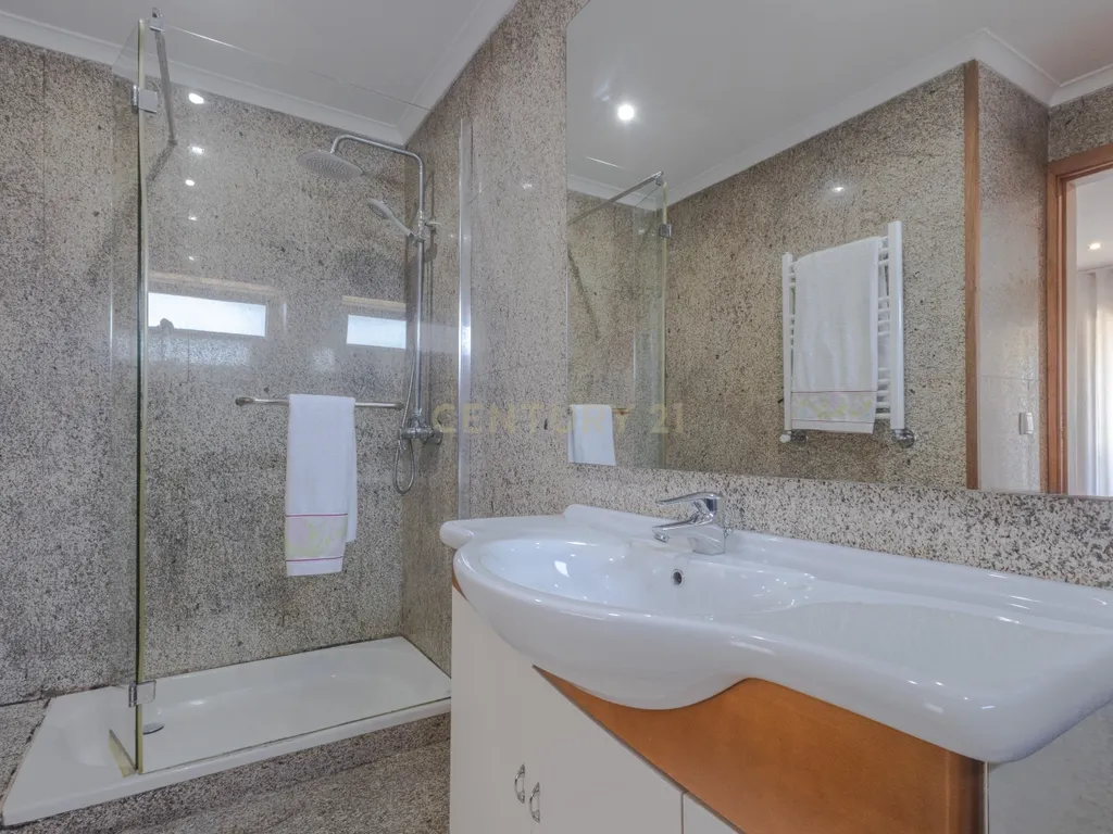 Moradia T3 de Excelência na Maia| 398 m² | 3 Suítes | Garagem para várias Viaturas - Image 15