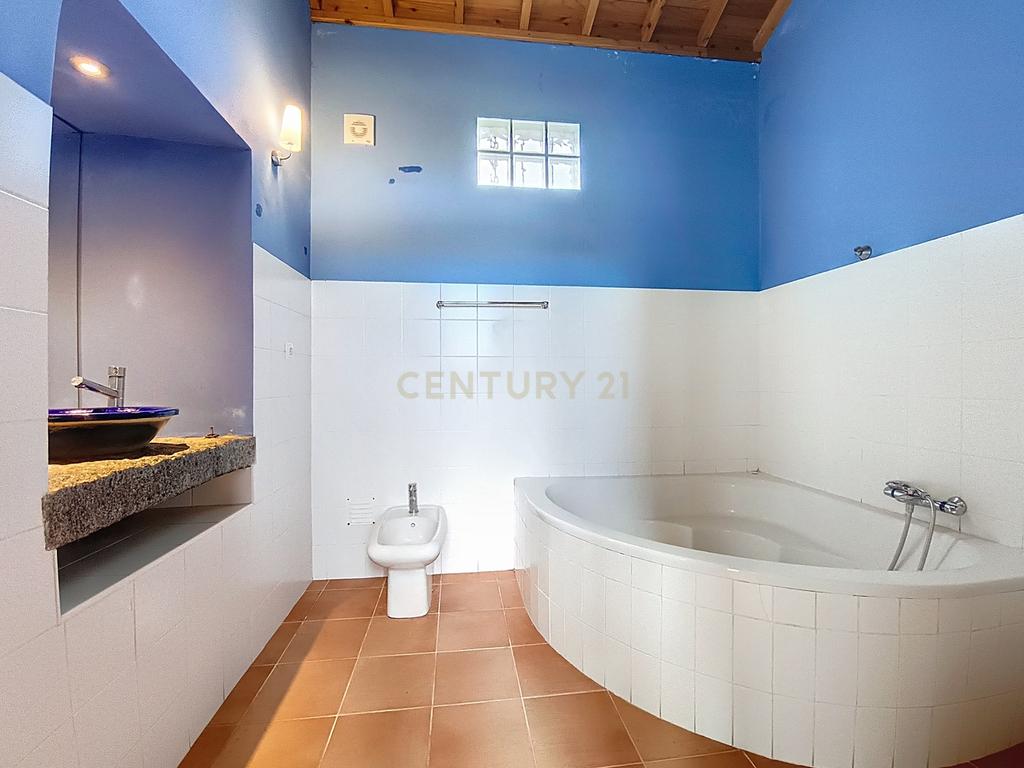 Rústico de Luxo – Moradia Renovada com Vista Mar Deslumbrante - Image 33