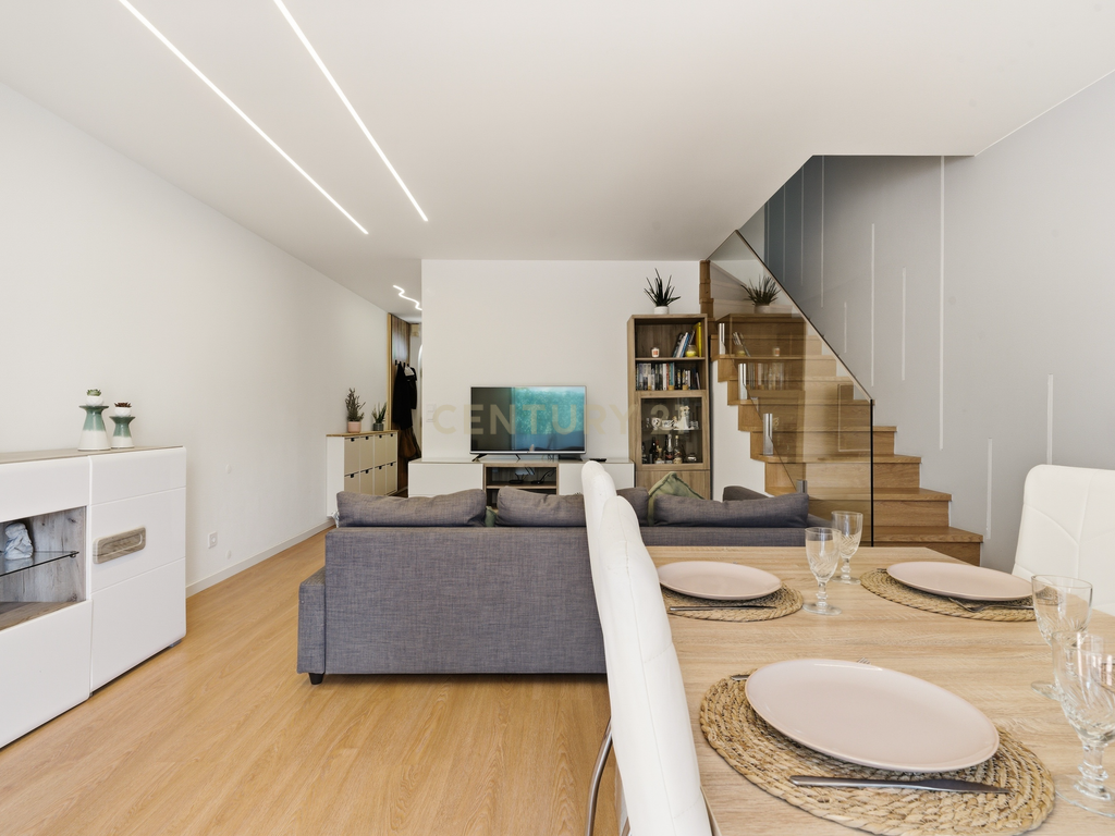 Moradia remodelada T2+1 no centro de Mafra, com pátio e churrasqueira. - Image 10