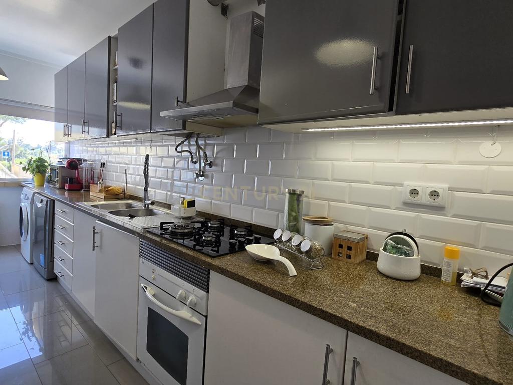 Apartamento T3 Totalmente Remodelado com Varanda e Arrecadação – Vistas Desafogadas - Image 6