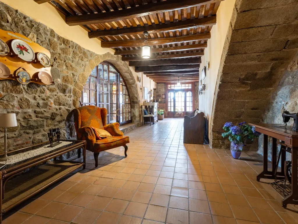 MASIA CATALANA EN VENDA A LLAGOSTERA – MÉS DE 7 HECTÀREES DE TERRENY, LLICÈNCIA TURÍSTICA, PISCINA I CAMP DE FUTBOL - Image 58