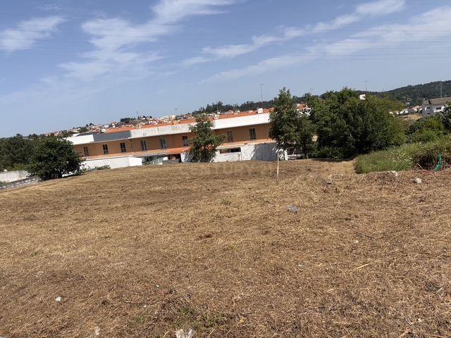 Fotografia 2 de Terreno urbano com 1181 m2 em Seia com Excelente Localização e Acessos