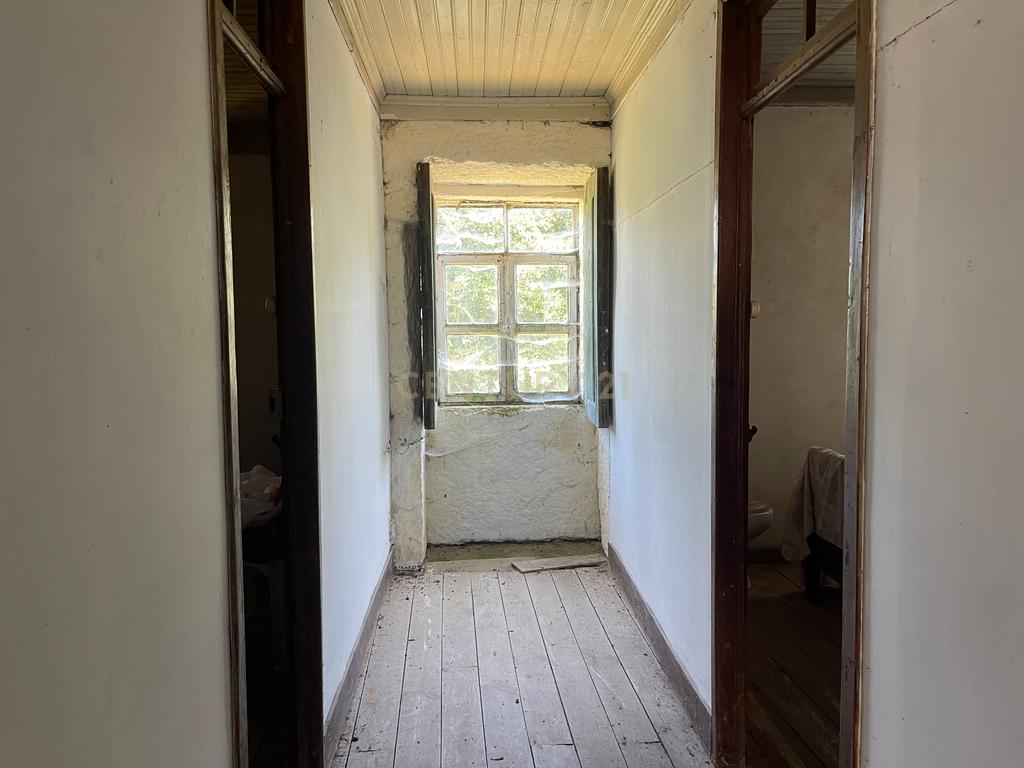 Uma quinta com uma casa que necessita de restauro, situada num terreno de 4000m², cortado por um riacho. - Image 25