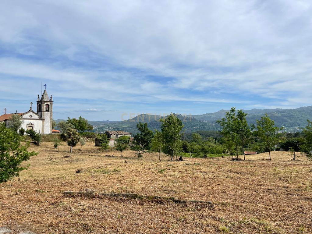 Propriedade com 1,8 hectares de área urbana e 3,2 hectares de solo fértil e floresta, composta por 8 edifícios independentes totalizando 700 m² de área construída, localizada no centro de Serrazes, São Pedro do Sul. - Image 71