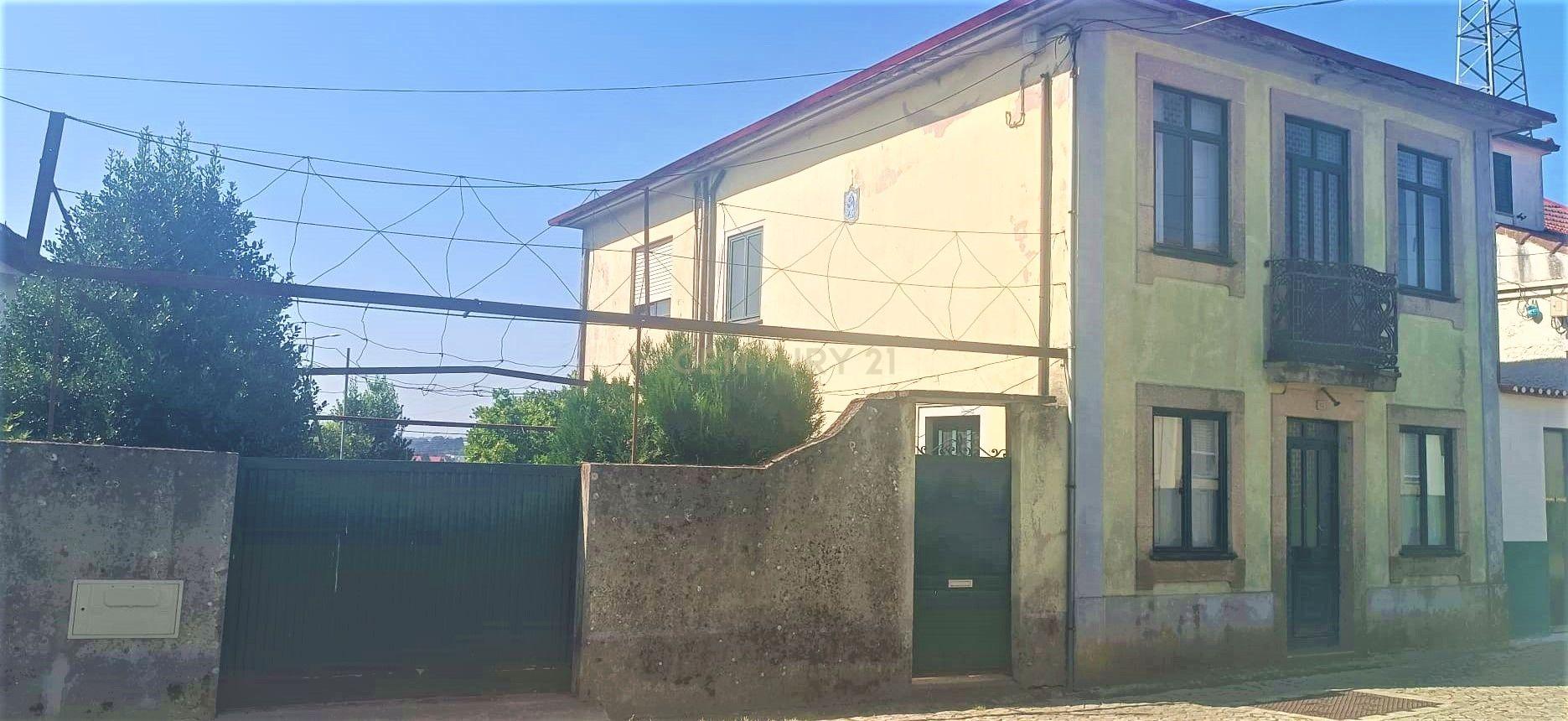 Moradia bifamiliar com cinco quartos, terreno e água para reconstrução no coração da Cidade da Maia, em Gueifaes - Image 3
