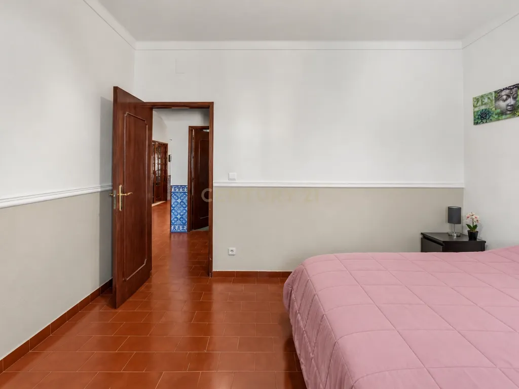 MORADIA T5 COM GARAGEM E PISCINA, 327 M² DE TERRENO PARA USUFRUIR - Image 18