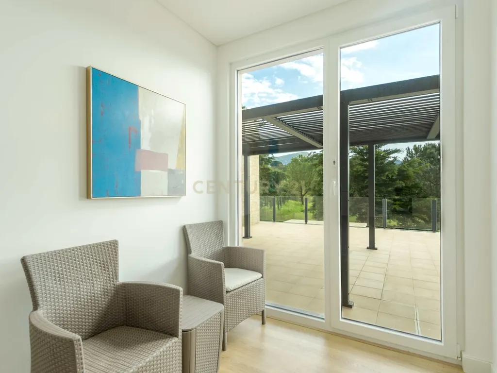 Moradia V4 isolada de arquitetura contemporânea com piscina, com vista para Serra da Arrábida - Image 17