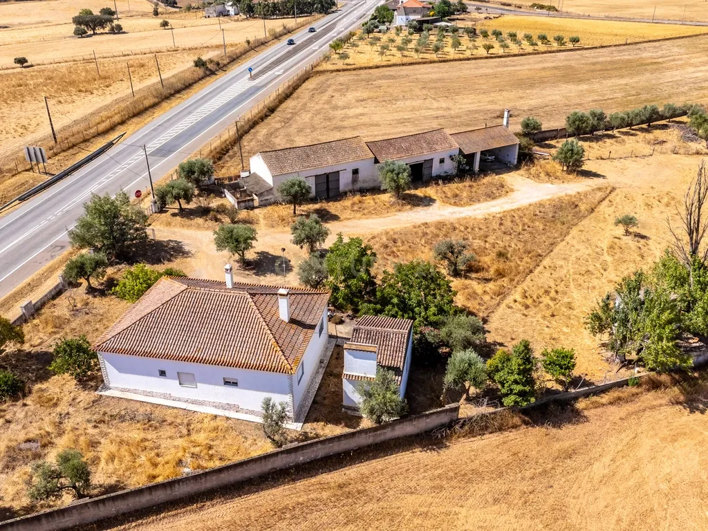 Propriedade, em Prédio Misto, com 17.000m2 localizada a 5Km de Estremoz - Image 3