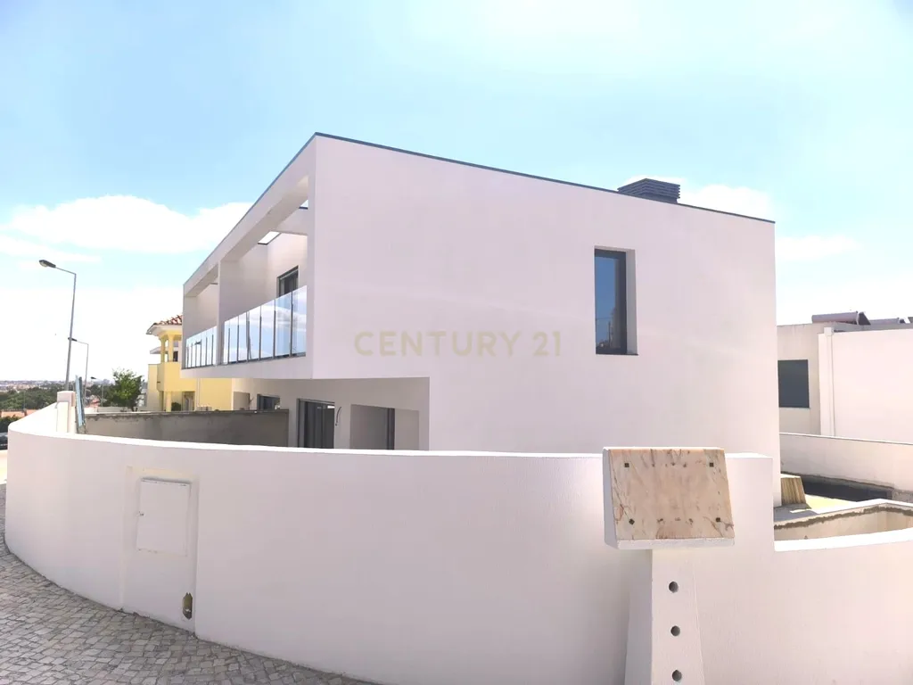 MORADIA CONTEMPORÂNEA T3+1 COM PISCINA NA CHARNECA DA CAPARICA – A 5 MINUTOS DA PRAIA! - Image 5