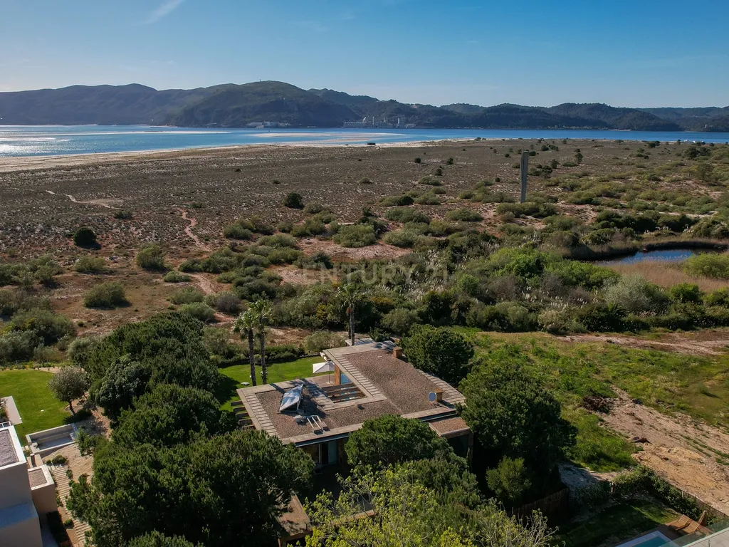 Moradia Exclusiva em Primeira Linha de Mar com Piscina Infinita / Tróia-Carvalhal - Image 91