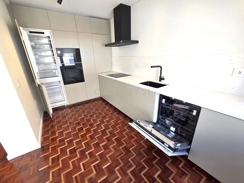 Apartamento T3 totalmente remodelado em Almada - Image 2