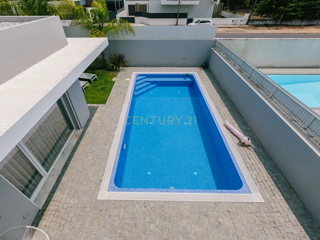 Moradia Independente com 5 quartos, com Jardim e Piscina, na Aroeira - Image 43