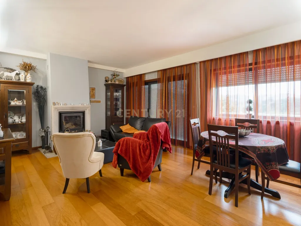 Penthouse Exclusiva T5 – Luxo, Conforto e Espaço em Pleno Coração da Cidade - Image 12