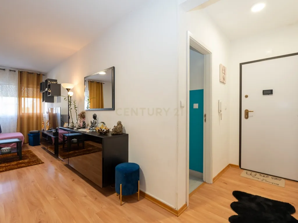 Apartamento de tipologia T4, com 2 WC e arrecadação localizado em Santo António dos Cavaleiros – Loures. - Image 5