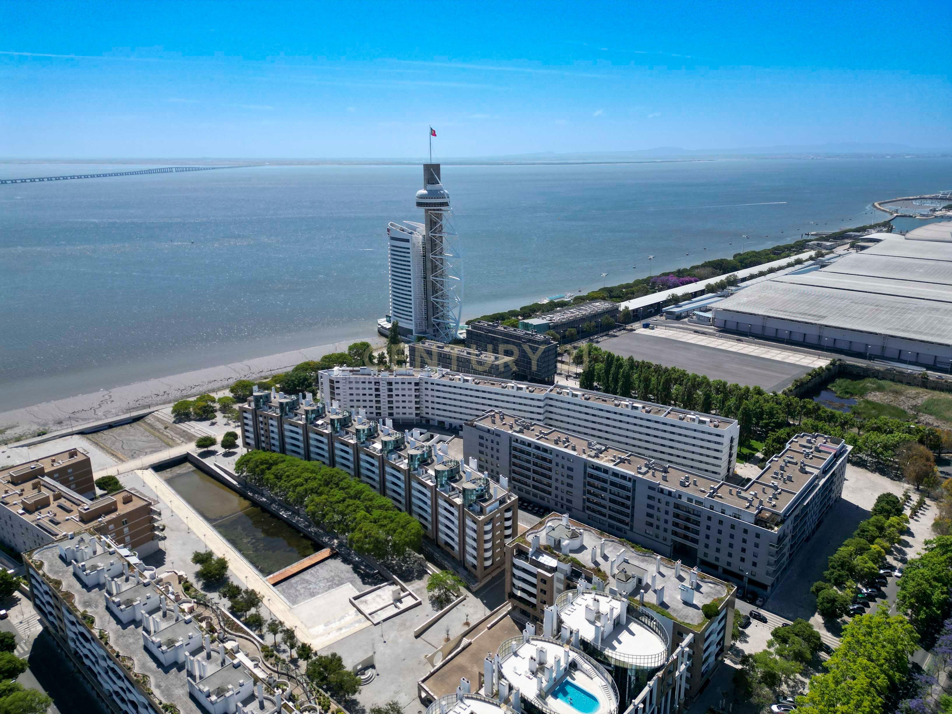 Fotografia 3 de Apartamento T3+1 com 2 Suites, Varanda e 2 Lugares de Garagem no Parque das Nações, Lisboa