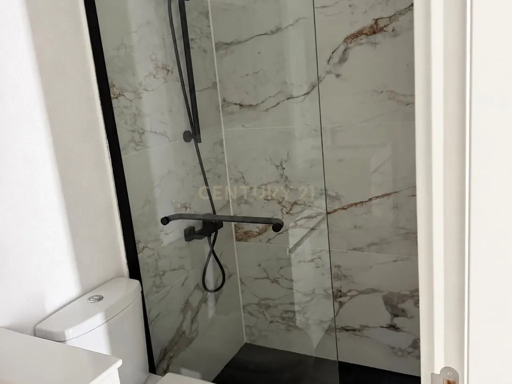 Moradia T2 totalmente remodelada com suíte e churrasqueira no Barreiro - Image 21