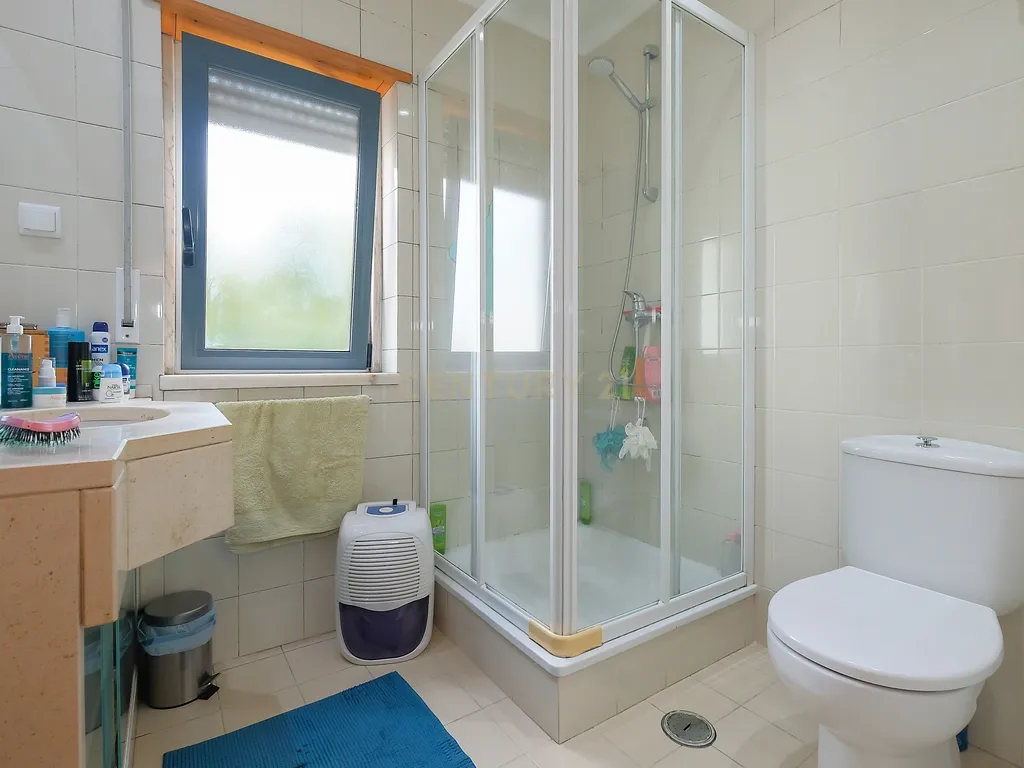 Apartamento T3 com Excelentes Áreas e Garagem na Urbanização Moinho do Guizo – Mina de Água, Amadora - Image 19