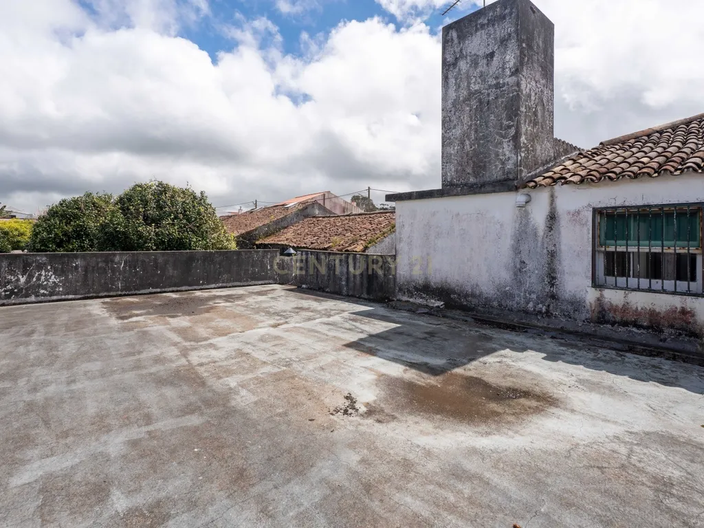 Moradia T4 + espaço comercial em Pico da Pedra - Image 33